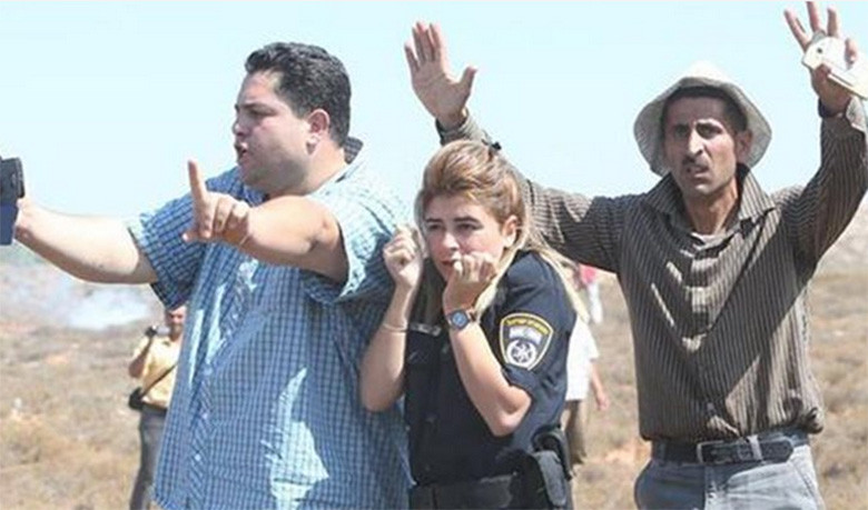 Παλαιστίνιοι προστατεύουν Ισραηλινή αστυνομικό από επίθεση με πέτρες [ΦΩΤΟ]