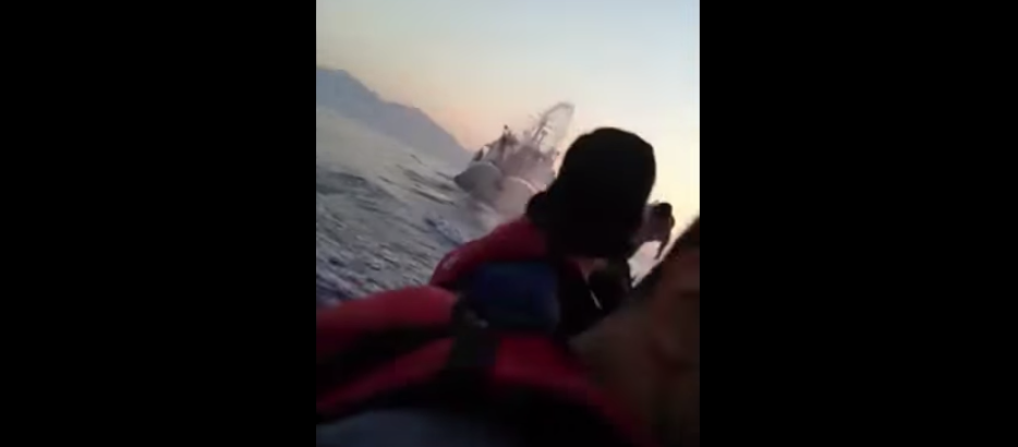 Το λιμενικό με ρίψεις νερού αναχαιτίζει βάρκα με πρόσφυγες [Βίντεο]