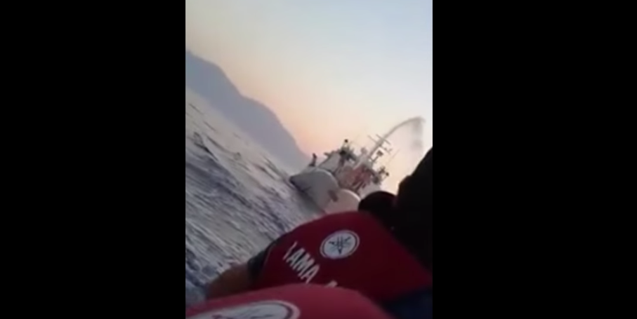 Λιμενικό: Δεν είναι δικό μας το σκάφος που αναχαιτίζει βάρκα με πρόσφυγες