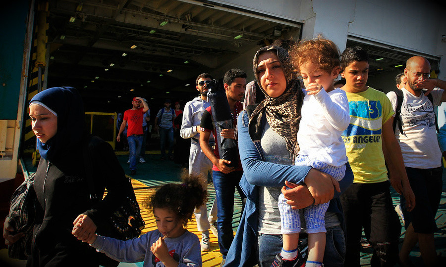 Έφτασαν Πειραιά οι πρόσφυγες και συνεχίζουν για χώρες της EE