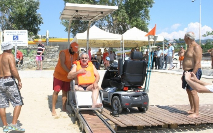 Ο μηχανισμός seatrac δίνει πρόσβαση στην παραλία της Καλαμίτσας στα ΑμεΑ