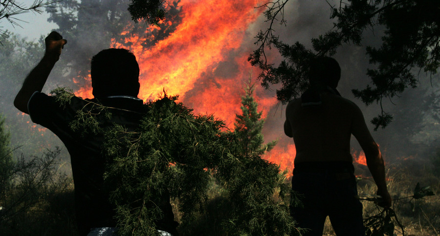 Μαίνεται το πύρινο μέτωπο στο δάσος της Καλογριάς