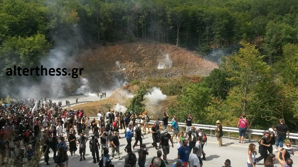 Επεισόδια στην πορεία ενάντια στην εξόρυξη χρυσού στον Κάκκαβο – Προσαγωγή δεκάδων διαδηλωτών