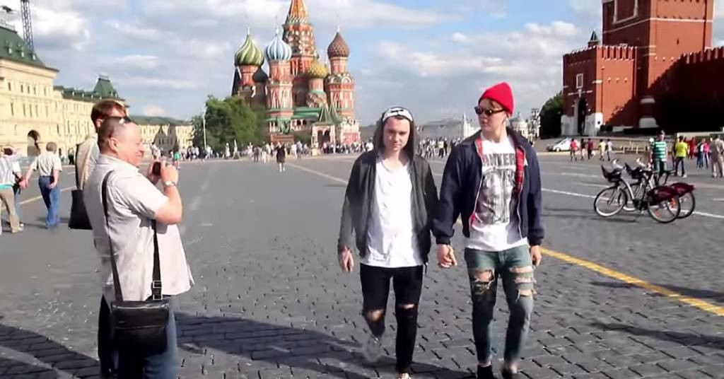 Πως οι Ρώσοι πολίτες αντιδρούν σε ομόφυλα ζευγάρια στο δρόμο [ΒΙΝΤΕΟ]