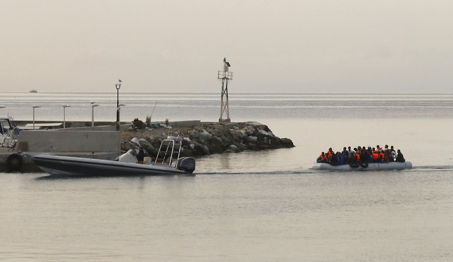 Δυο νεκροί, δυο αγνοούμενοι πρόσφυγες στην ανατροπή σκάφους έξω από τη Μυτιλήνη