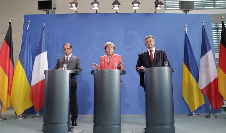 Μέρκελ-Ολάντ: Απαιτείται ενιαία ευρωπαϊκή απάντηση στην προσφυγική κρίση