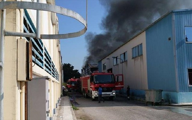 Πυρκαγιά σε εργοστάσιο χρωμάτων στη Θεσσαλονίκη – Ένας νεκρός [ΦΩΤΟ]