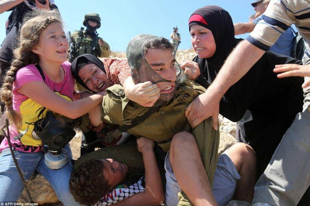 Γυναίκες ελευθερώνουν παιδί από πάνοπλο ισραηλινό στρατιώτη [ΒΙΝΤΕΟ]