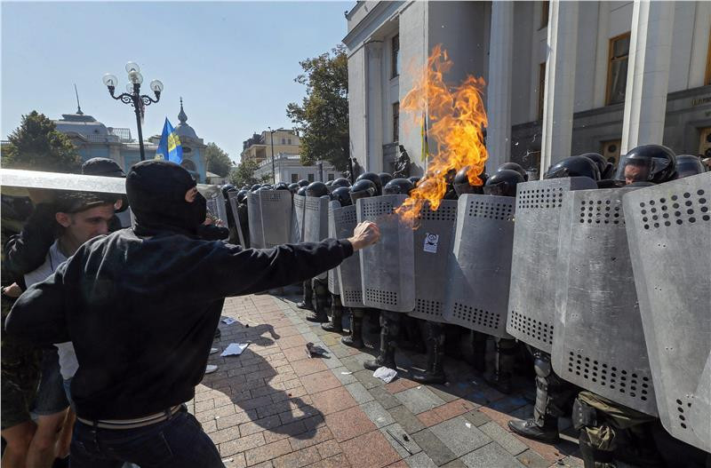 Σφοδρές συγκρούσεις έξω από τη Βουλή στο Κίεβο – 100 τραυματίες – Ένας  νεκρός [ΦΩΤΟ]