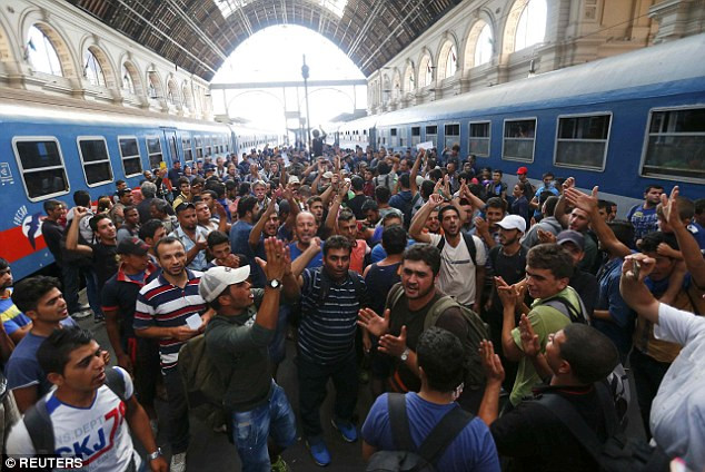 Εκατοντάδες πρόσφυγες στο Μόναχο με τα τρένα από την Ουγγαρία [ΒΙΝΤΕΟ+ΦΩΤΟ]