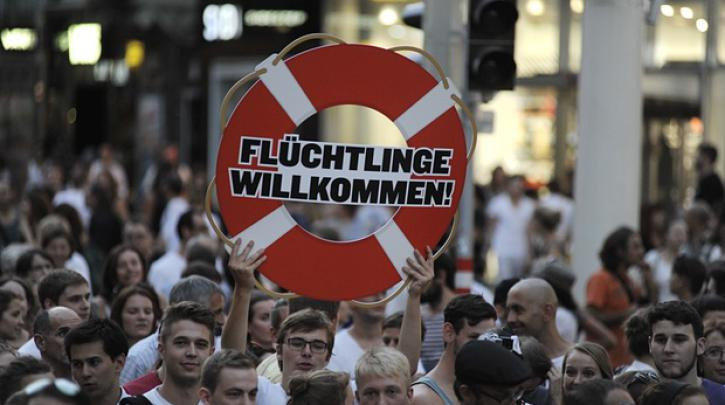 «Καλωσορίσατε»: Χιλιάδες αλληλέγγυοι υποδέχτηκαν πρόσφυγες στη Βιέννη [ΒΙΝΤΕΟ]