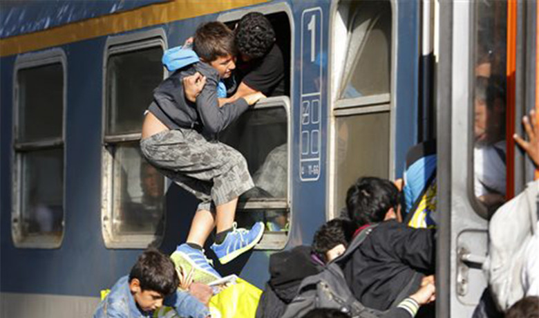 Κατακλύστηκε από πρόσφυγες ο σιδηροδρομικός σταθμός της Βουδαπέστης [ΒΙΝΤΕΟ+ΦΩΤΟ]
