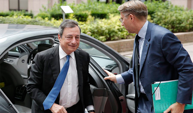 Bloomberg: Έτοιμος ο Ντράγκι να μειώσει τις προβλέψεις της ΕΚΤ για τον πληθωρισμό