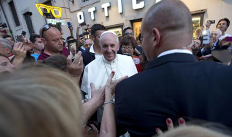 Ιταλία: Όταν ο Πάπας θέλησε να αλλάξει γυαλιά…