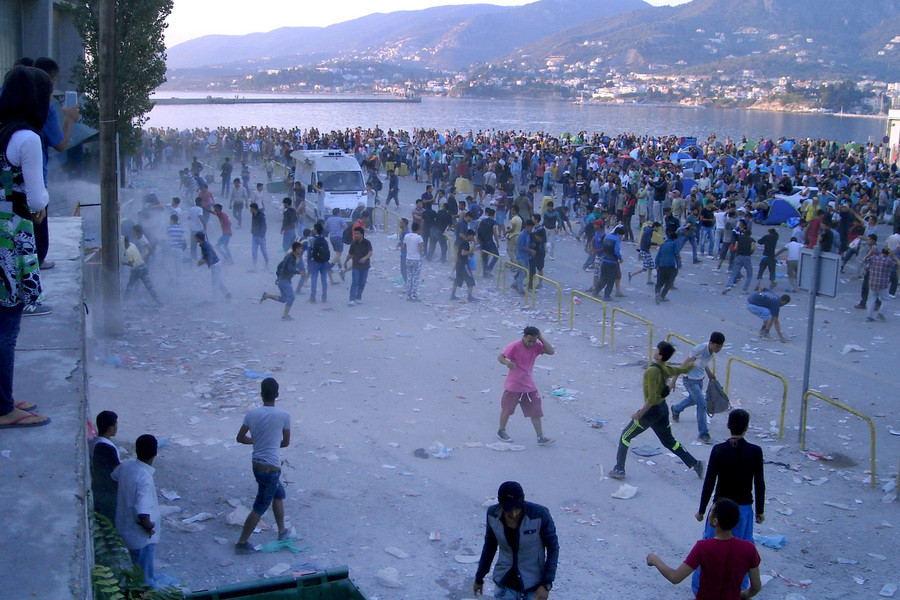 Αστυνομία κατά προσφύγων με χημικά στο λιμάνι της Μυτιλήνης [ΦΩΤΟ]