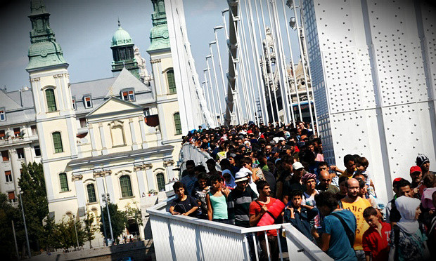 Η μεγάλη πορεία των προσφύγων: Βουδαπέστη – Βιέννη με τα πόδια [ΦΩΤΟ+ΒΙΝΤΕΟ]