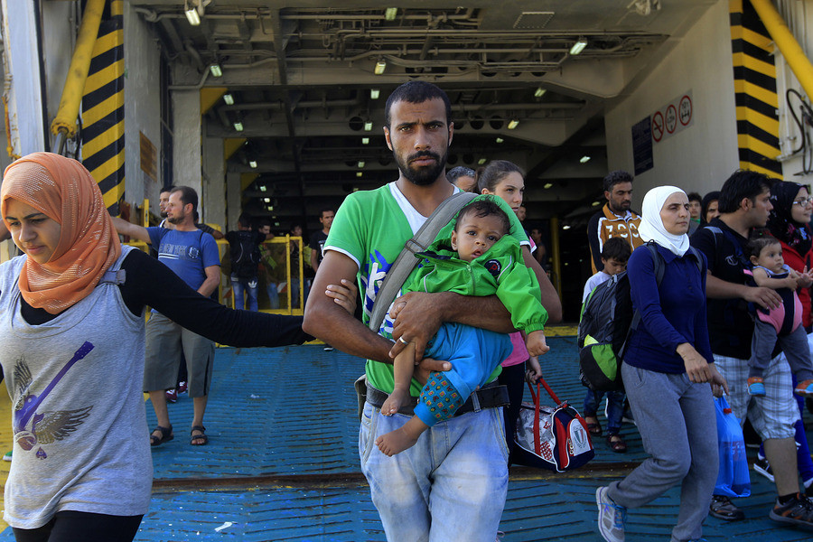 Μάχη για μια θέση στο πλοίο δίνουν οι πρόσφυγες στη Μυτιλήνη