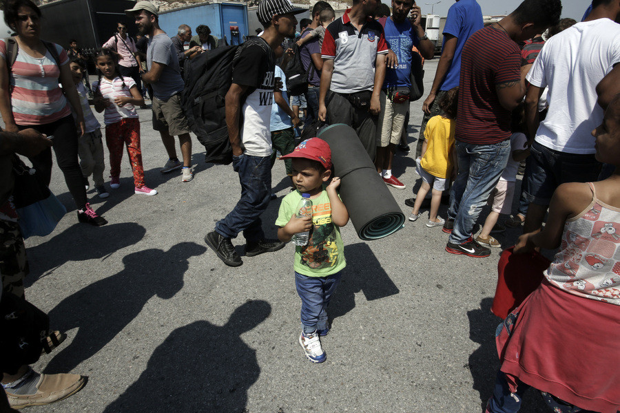 Συσσίτιο για πρόσφυγες και μετανάστες από τον Ερυθρό Σταυρό στην πλατεία Βικτωρίας