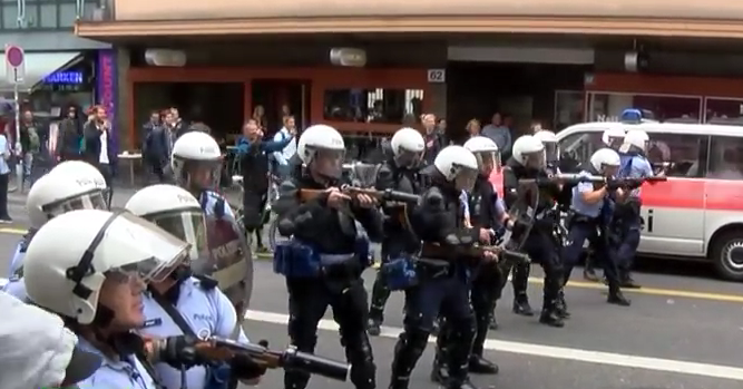 Ελβετία: Η αστυνομία έριξε πλαστικές σφαίρες σε διαδηλωτές [ΒΙΝΤΕΟ]
