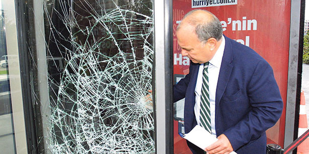 Επίθεση στα γραφεία της εφημερίδας Χουριέτ από υποστηρικτές του Ερντογάν [BINTEO]