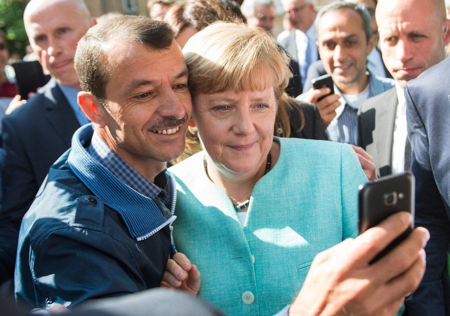 Η Μέρκελ «λύνει» το πρόβλημα της ξενοφοβίας απέναντι στους πρόσφυγες με selfies [ΦΩΤΟΓΡΑΦΙΕΣ]