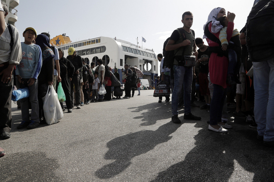 Ακόμη 4.500 πρόσφυγες από τη Μυτιλήνη στον Πειραιά