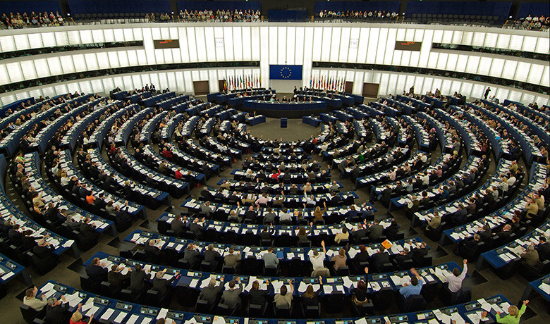 Ευρωβουλή: Εγκρίθηκε το σχέδιο Γιούνκερ για το προσφυγικό αλλά και η τροποποίηση της συνθήκης «Δουβλίνο 2»
