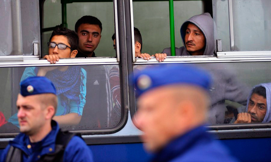 Κινητά δικαστήρια για «δίκες» εξπρές και απελάσεις προσφύγων στην Ουγγαρία