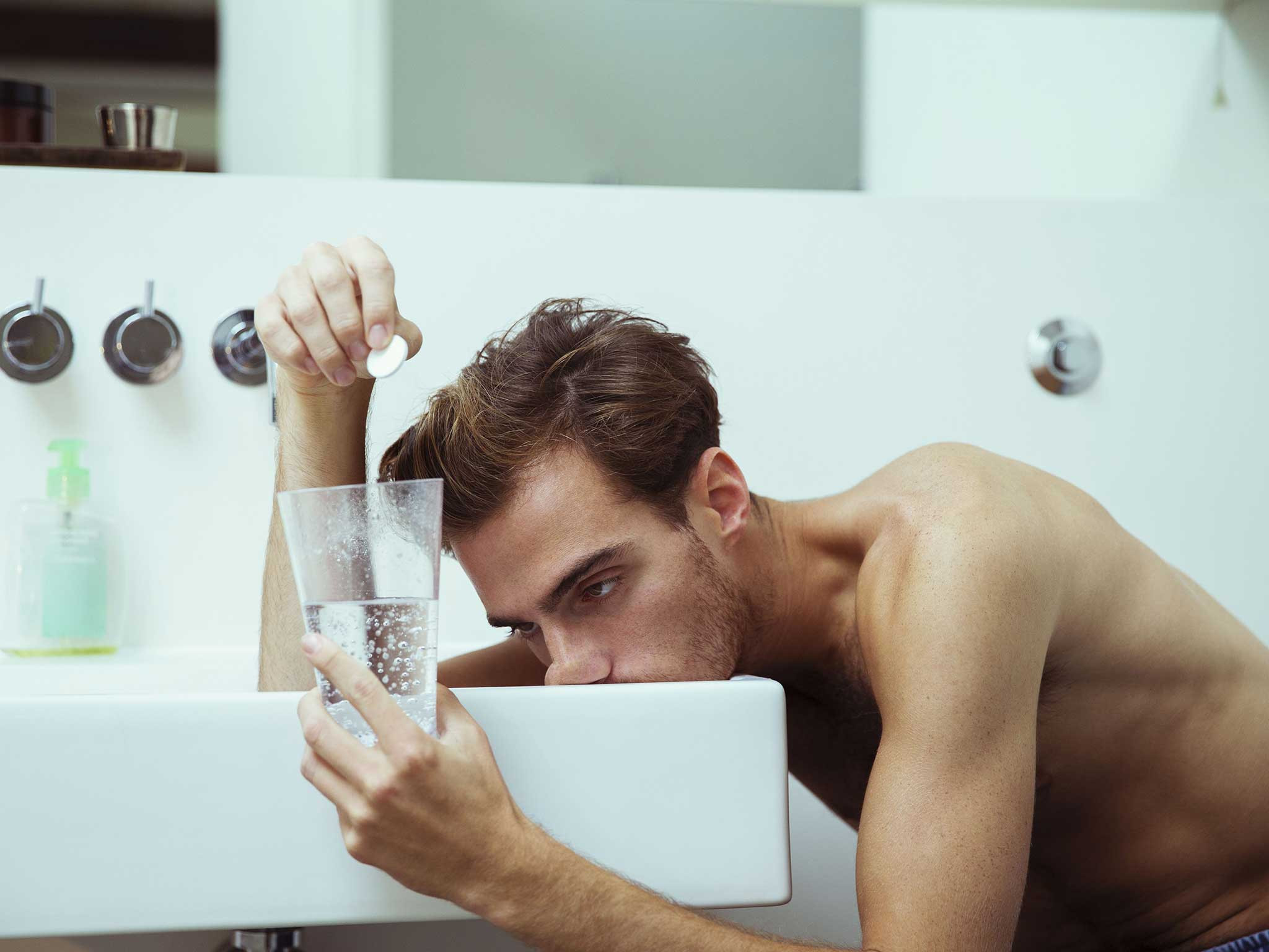 Το νερό δεν σας βοηθά να γλιτώσετε από το hangover