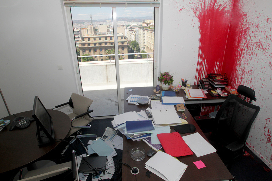 Έσπασε τα γραφεία του ΤΑΙΠΕΔ η αναρχική ομάδα «Ρουβίκωνας» [ΦΩΤΟΓΡΑΦΙΕΣ]