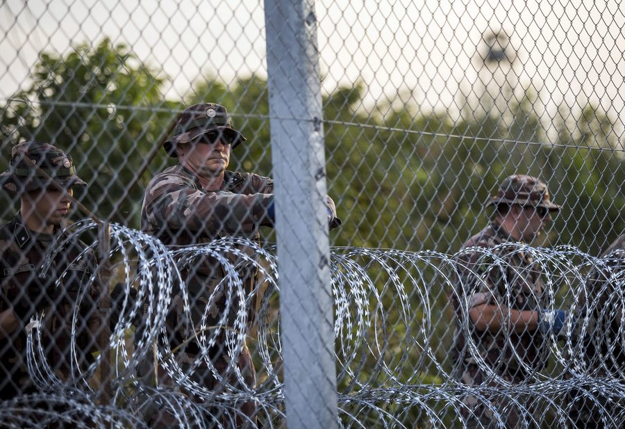 Σφραγίστηκαν για τους πρόσφυγες τα σύνορα Ουγγαρίας – Σερβίας