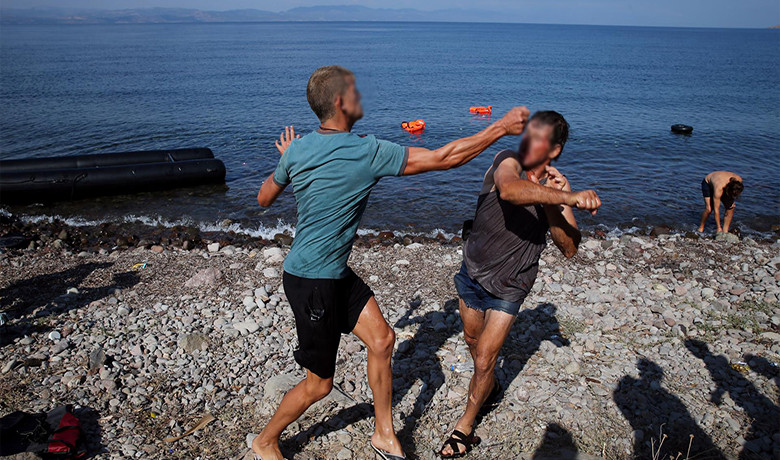 Φωτογραφία από τη Λέσβο: Μαλώνουν ποιος θα πάρει τη μηχανή από σκάφος προσφύγων