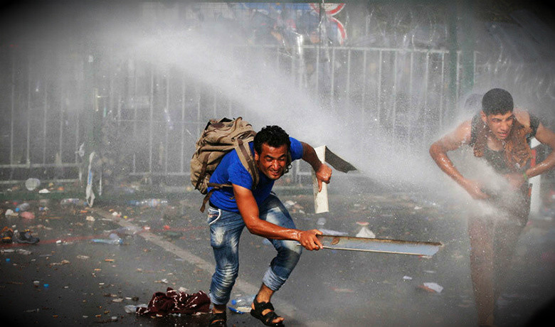 Δακρυγόνα και αντλίες νερού εναντίον προσφύγων στα σύνορα Σερβίας – Ουγγαρίας [ΦΩΤΟ+ΒΙΝΤΕΟ]