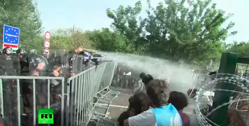 «Αστακός» ο φράχτης στην Ουγγαρία: Στήνουν πολυβόλα πάνω σε τζιπ κατά των προσφύγων