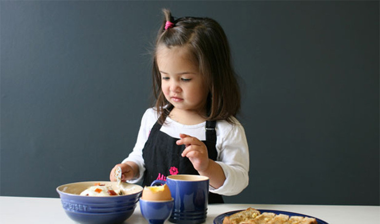 Πώς θα μάθουμε στα παιδιά να τρώνε πρωϊνό