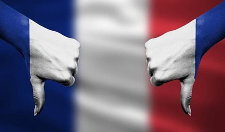 «Τριγμοί» στη Γαλλία μετά την υποβάθμιση από τον οίκο Moody’s