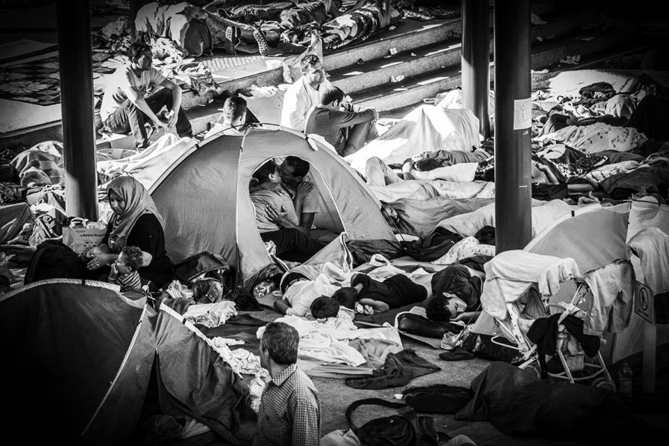 Έρωτας στα χρόνια της προσφυγιάς: Η φωτογραφία που κάνει τον γύρο του κόσμου