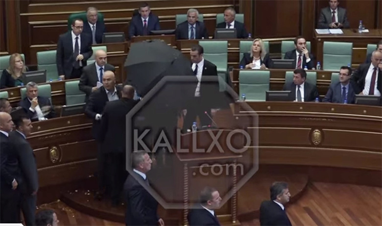 Κόσοβο: Βουλευτές πέταξαν αυγά εναντίον του πρωθυπουργού Μουστάφα [ΒΙΝΤΕΟ]