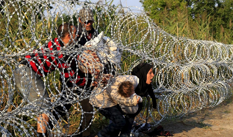 Η απάντηση της Ουγγαρίας στο προσφυγικό: Συρματοπλέγματα παντού… [ΒΙΝΤΕΟ]