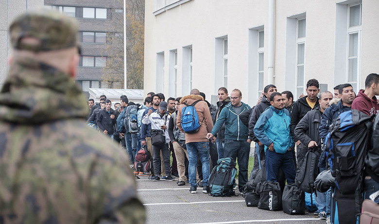 Φινλανδία: Ακροδεξιοί πέταξαν πέτρες σε λεωφορείο προσφύγων [ΒΙΝΤΕΟ]