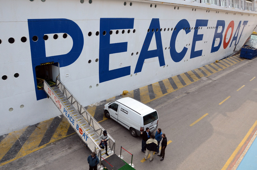 Το Πλοίο της Ειρήνης κάνει στάση στον Πειραιά με βοήθεια για τους πρόσφυγες