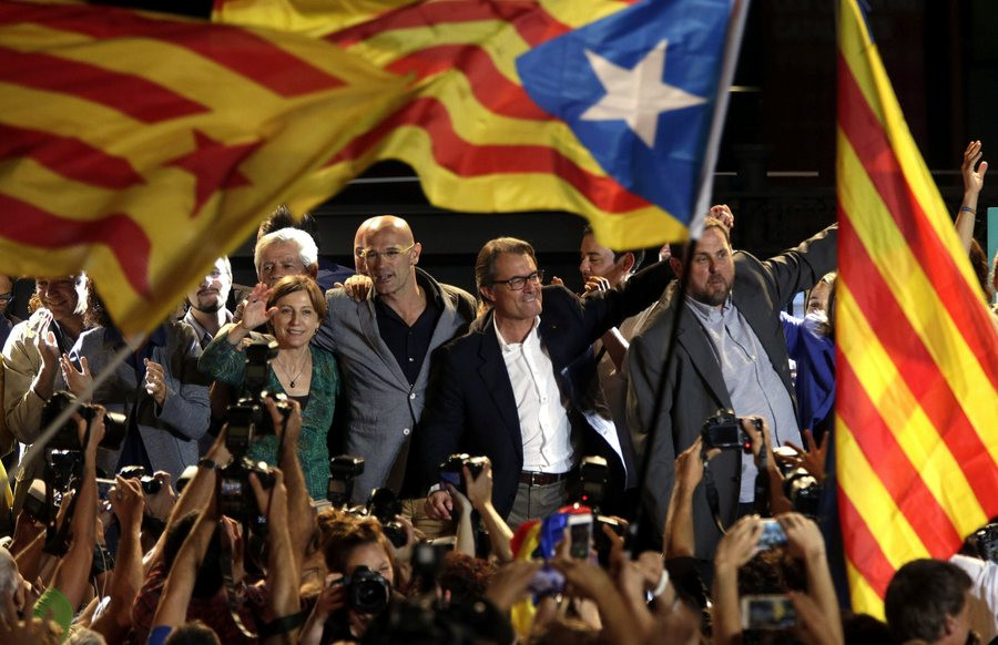 Ισπανικός Τύπος: Οι αυτονομιστές της Καταλονίας κερδίζουν τις εκλογές αλλά χάνουν το δημοψήφισμα