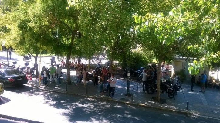 Παράσταση διαμαρτυρίας στα γραφεία του ΣΥΡΙΖΑ από εργαζόμενους σε κοινωνικές δομές