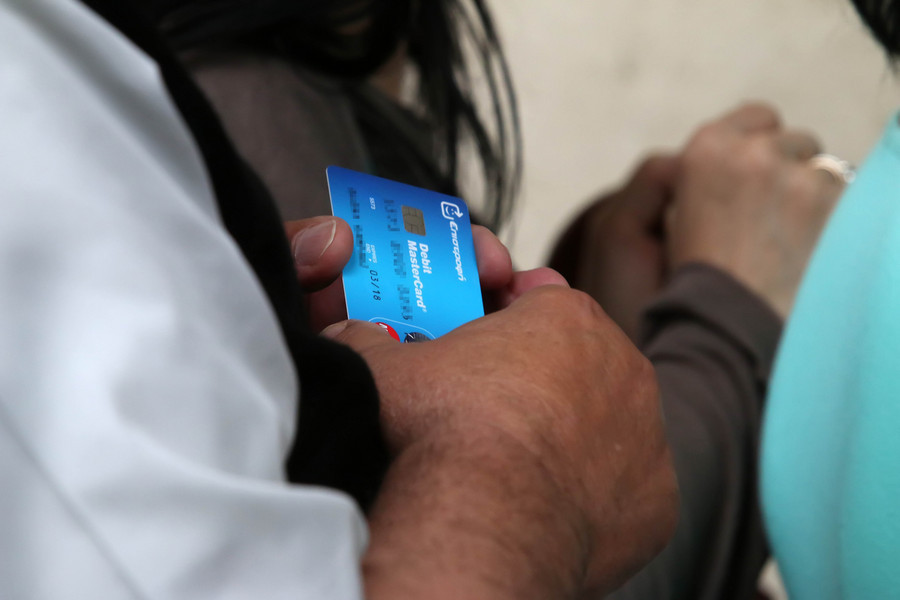 Η κυβέρνηση καλεί τις τράπεζες να μειώσουν την προμήθεια από τη χρήση καρτών