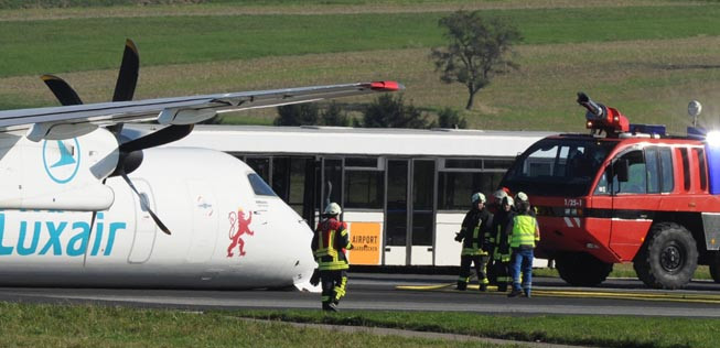 Γερμανία: Αεροπλάνο χάνει τους τροχούς και προσγειώνεται με την «κοιλιά» [ΒΙΝΤΕΟ]