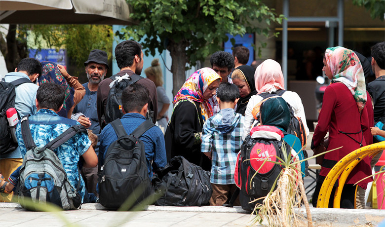 Στο κλειστό του Γαλατσίου μεταφέρονται οι πρόσφυγες της πλατείας Βικτωρίας
