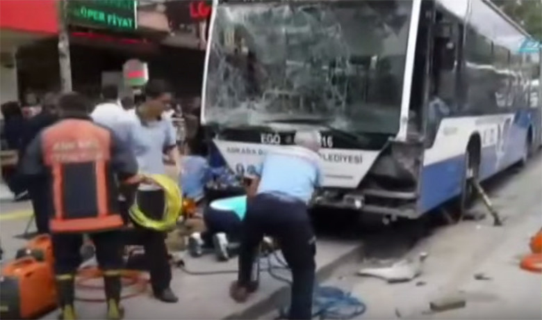 Τραγωδία στην Άγκυρα: Λεωφορείο καρφώθηκε σε στάση – 12 νεκροί [ΒΙΝΤΕΟ]