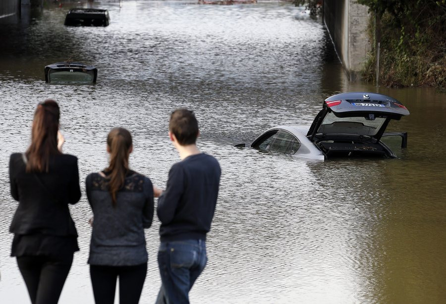 «Βιβλικές» πλημμύρες με 17 νεκρούς στη Νότια Γαλλία [ΦΩΤΟΓΡΑΦΙΕΣ]