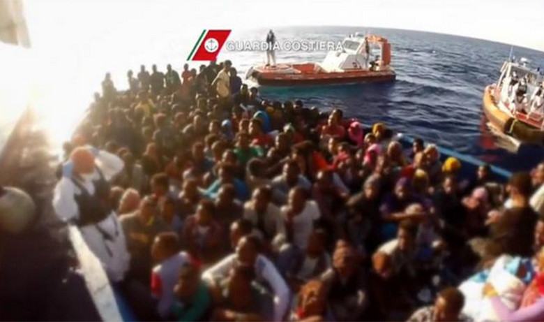 Ιταλία: Βίντεο από τη διάσωση 717 προσφύγων ανοικτά της Λιβύης
