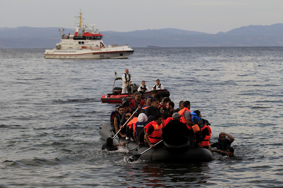 Αποδοχή προσφύγων και απέλαση οικονομικών μεταναστών εξετάζει η ΕΕ